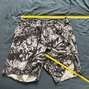 LULULEMON MEN SHORTS BLCK WHITE TROPICAL VIBES 7" inseam
